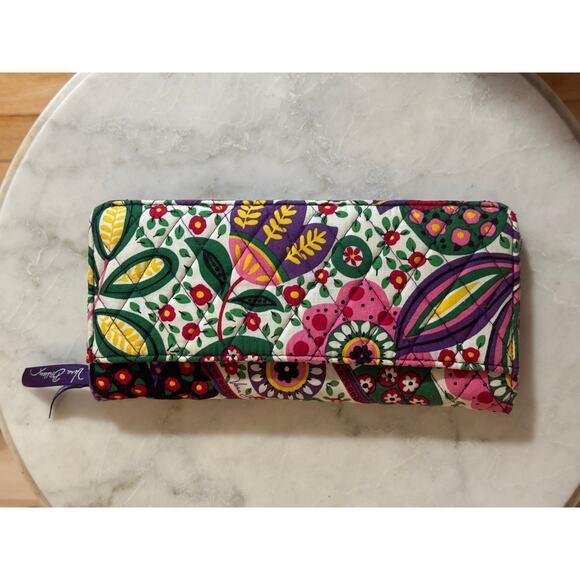 Vera Bradley | Viva Le Vera Pattern Quilted Accordion Wallet - Picture 3 of 12
